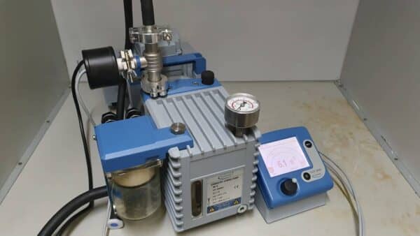 Vacuubrand RC6 Chemie-Hybride Vacuümpomp met DCP3000 Vacuümmeter