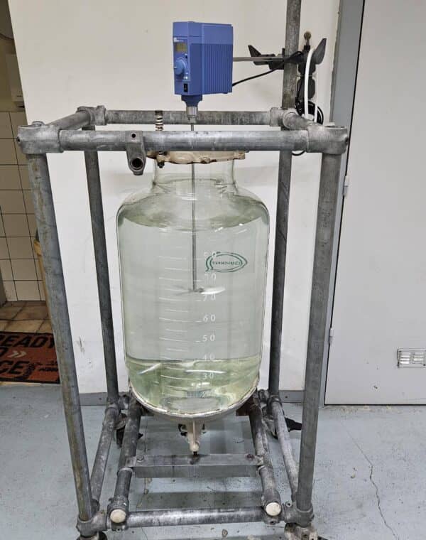 QVF 100 liter vat in key clamp frame met IKA eurostar power control viscosity bovenroerder