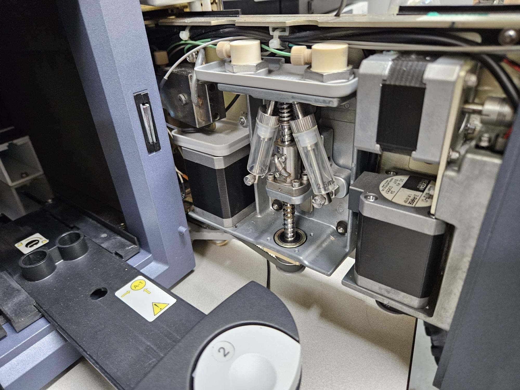 Waters Acquity Gekoelde Monstermanager met Kolomoven LabMakelaar Benelux