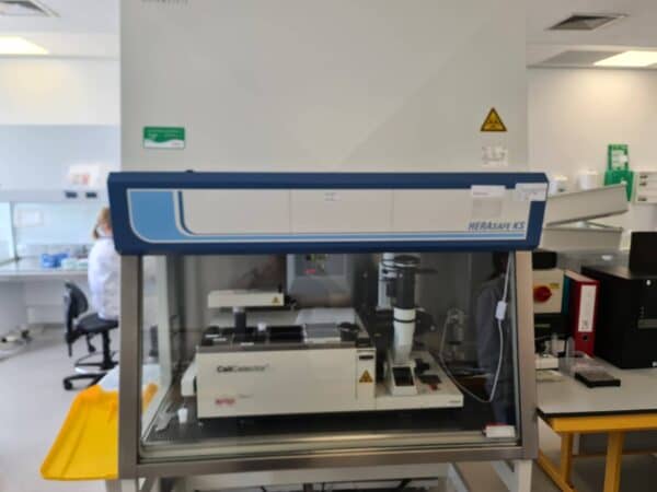 ALS Automated Lab Solution Cell Collector Robot met bijbehorende Thermo Scientific Herasafe KS 12 Bio Safety Cabinet
