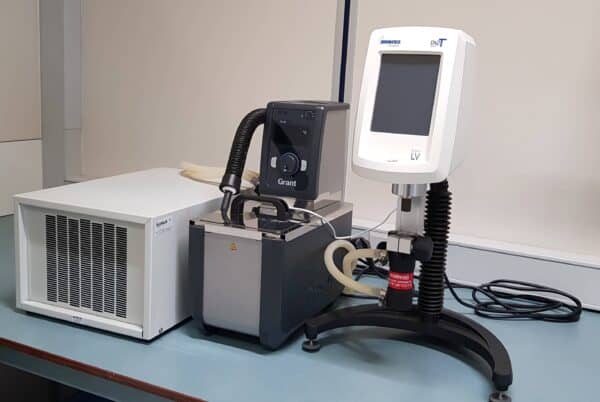 Brookfield Viscositeitsmeter compleet met Grant waterbad, koeling, UL-adapter en spindels