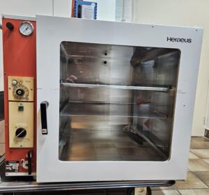 Heraeus VT5050 EK met Vacuubrand RZ2 Vacuumpomp