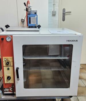 Heraeus VT5050EK Vacuumoven met Vacuubrand RZ2 vacuumpomp