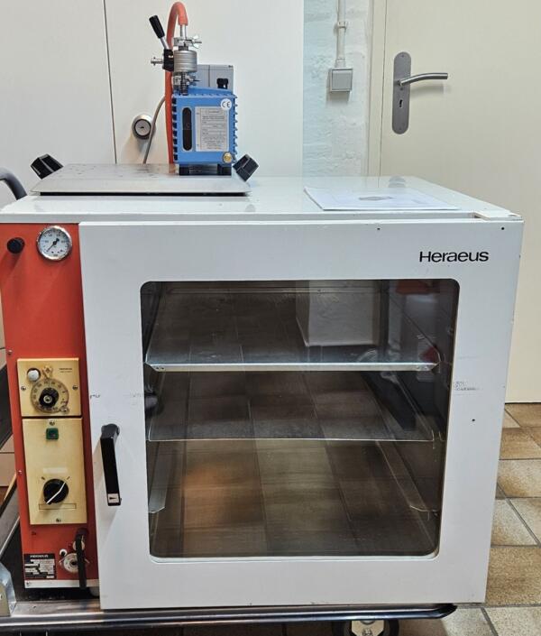 Heraeus VT5050EK Vacuumoven met Vacuubrand RZ2 vacuumpomp