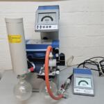 Vacuubrand MZ2C pompstand chemie met CVC2 vacuumcontroller en PTFE regelklep