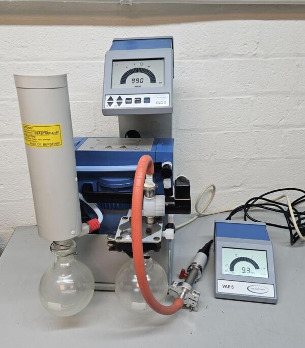 Vacuubrand MZ2C pompstand chemie met CVC2 vacuumcontroller en PTFE regelklep