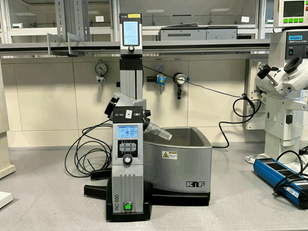 KNF RC600 + RC600 Thermostaatbad + KNF VC900 Vacuümregelaar