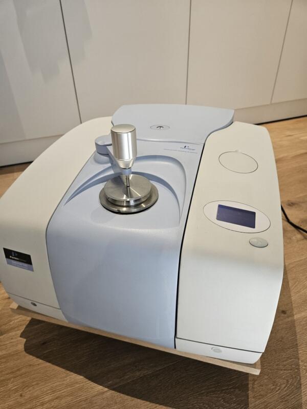Perkin Elmer FTIR Spectrum 100 Spectrofotometer
