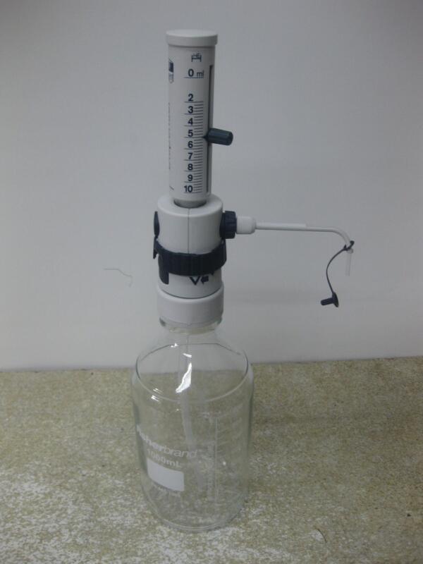 Een set van 3 Assistent fles dispensers Type 182