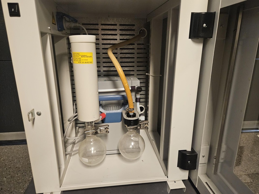 52926-RBN-29833-Binder-VD23-Vacuumdroogoven-en-Vacuubrand-mz2c-Chemiebestendige-Vacu-mpomp-2