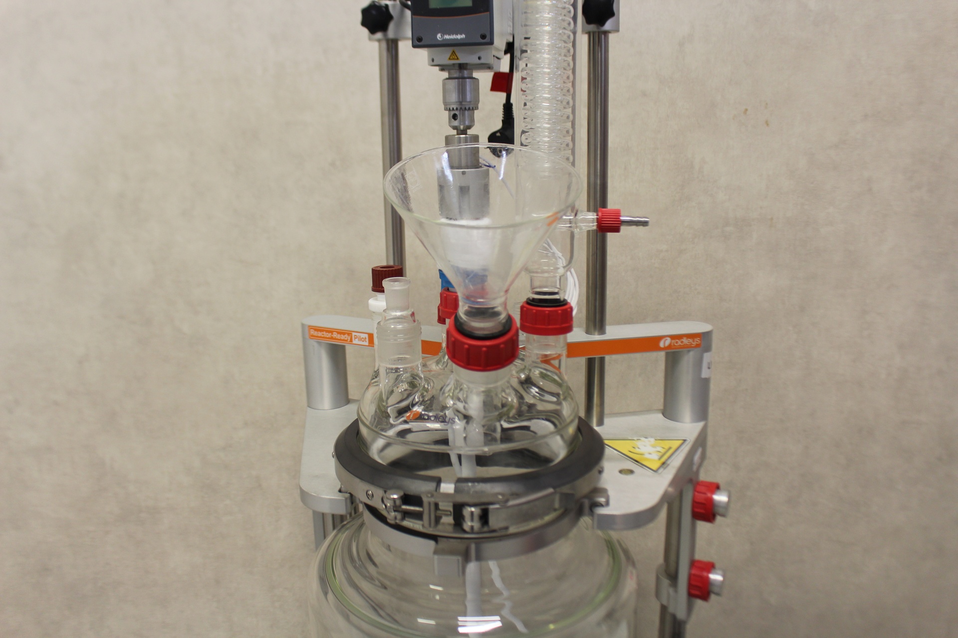52884-LM-29791-Radleys-20L-Reactor-Ready-Pilot-Lab-Reactor-met-Julabo-Presto-A40-Procesthermostaat-1